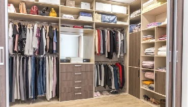 https://www.mrhandyman.com/us/en-us/mr-handyman/_assets/expert-tips/images/mrh-blog-organizing-a-closet.webp